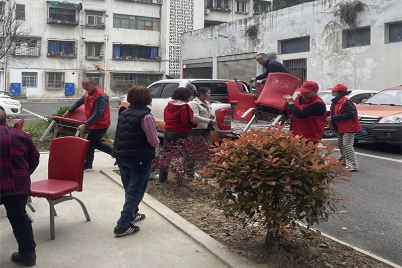 我為群眾辦實事||黨建引領(lǐng)送溫暖，愛心座椅進(jìn)社區(qū)